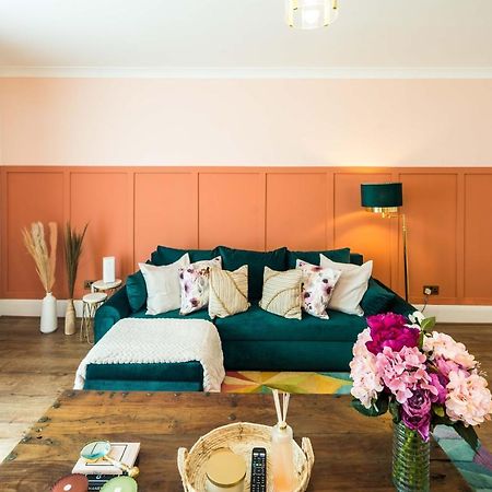 Charming Spacious 2Br Flat Near Station Plus Parking Londra Exterior foto
