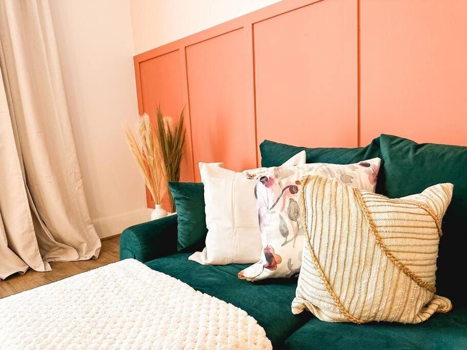 Charming Spacious 2Br Flat Near Station Plus Parking Londra Exterior foto