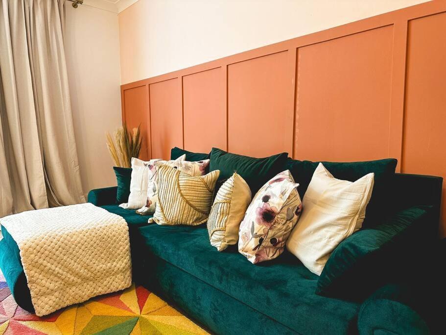 Charming Spacious 2Br Flat Near Station Plus Parking Londra Exterior foto