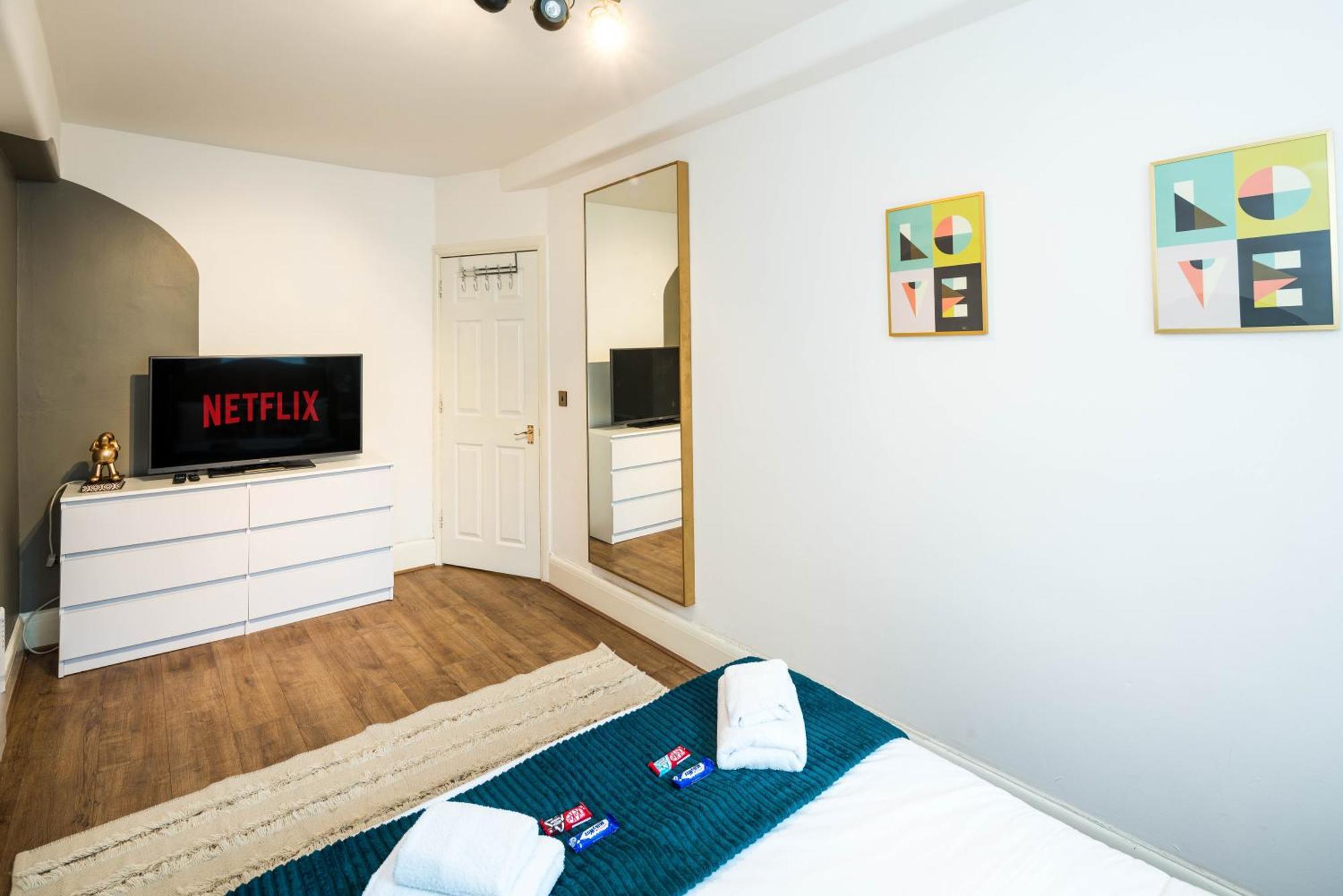 Charming Spacious 2Br Flat Near Station Plus Parking Londra Exterior foto