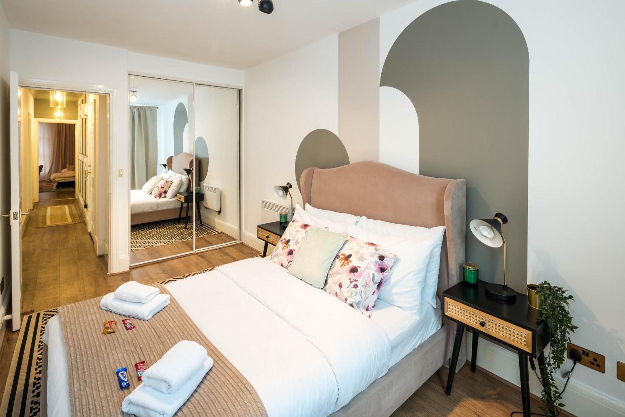 Charming Spacious 2Br Flat Near Station Plus Parking Londra Exterior foto