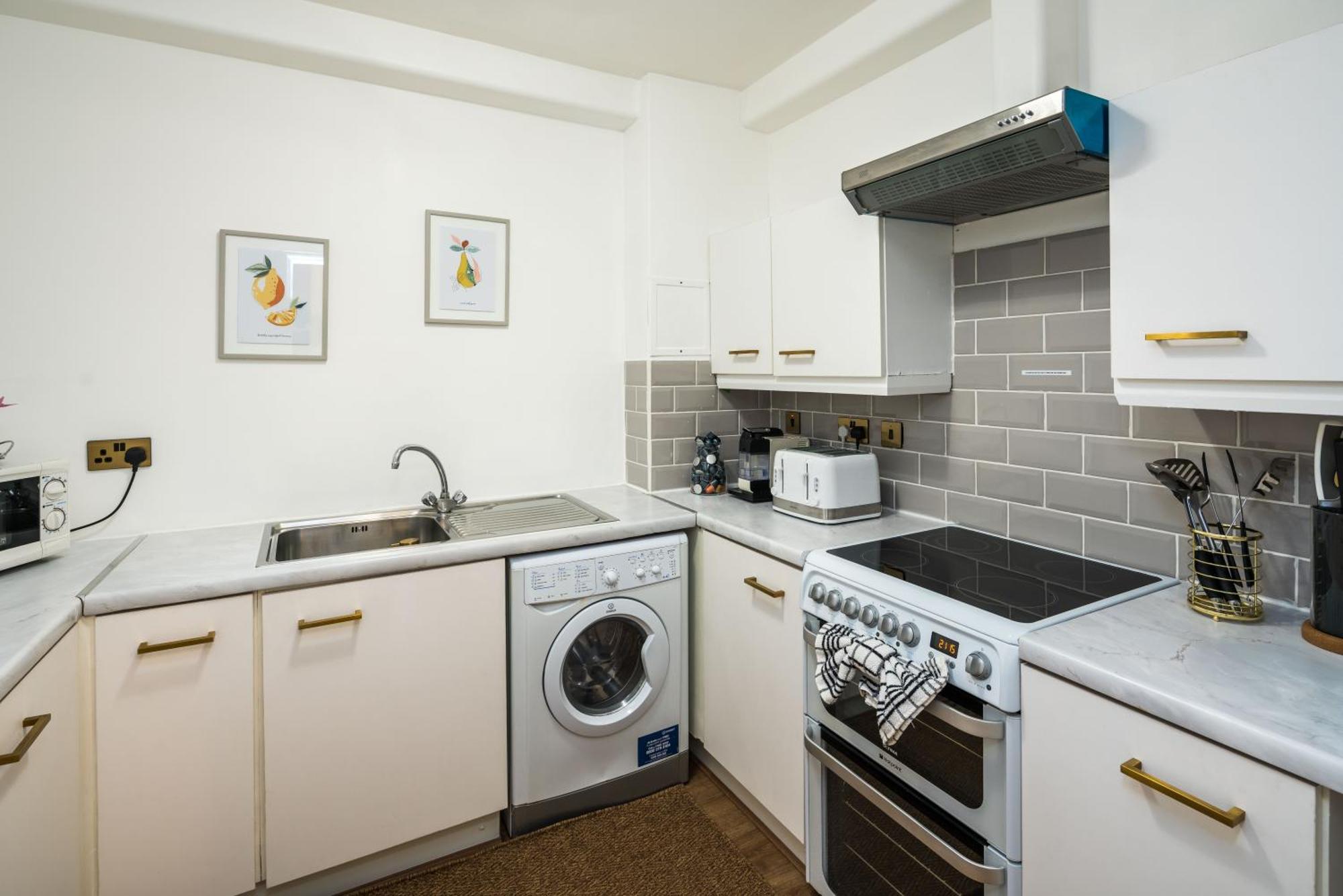 Charming Spacious 2Br Flat Near Station Plus Parking Londra Exterior foto