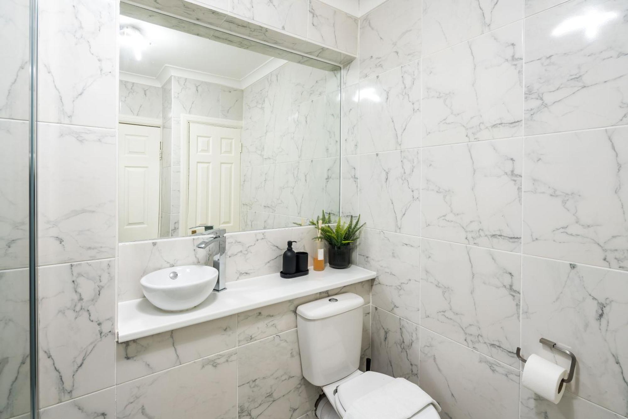 Charming Spacious 2Br Flat Near Station Plus Parking Londra Exterior foto
